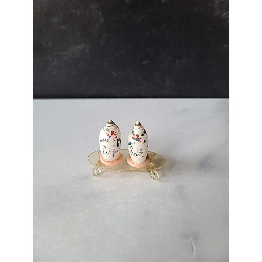 Shell Shaped Salt And Pepper Shaker Figurine, Vintage READ
